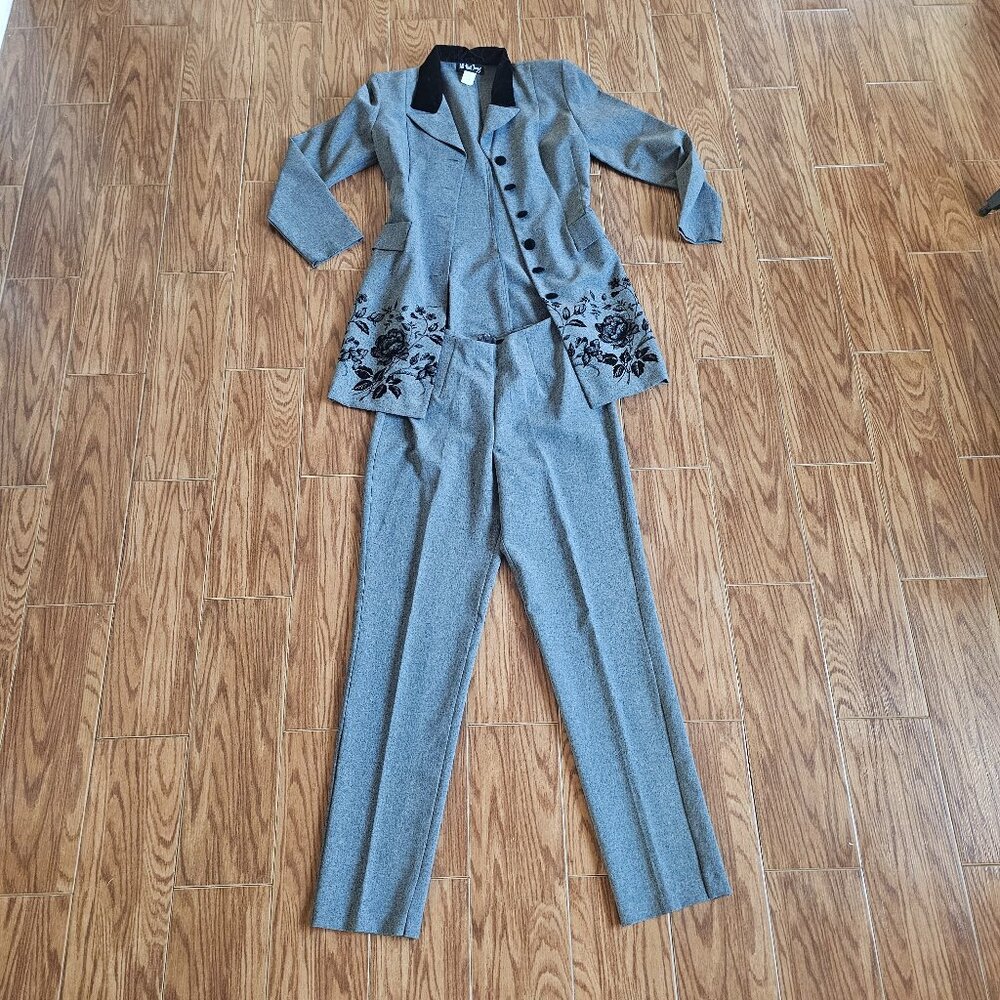 Vintage All That Jazz Grey Velvet Pantsuit | Sz 7/8 | Floral Hip Detail